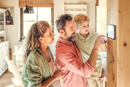 Familie im Smart Home